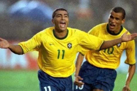 仔细审视球 仔细审视球